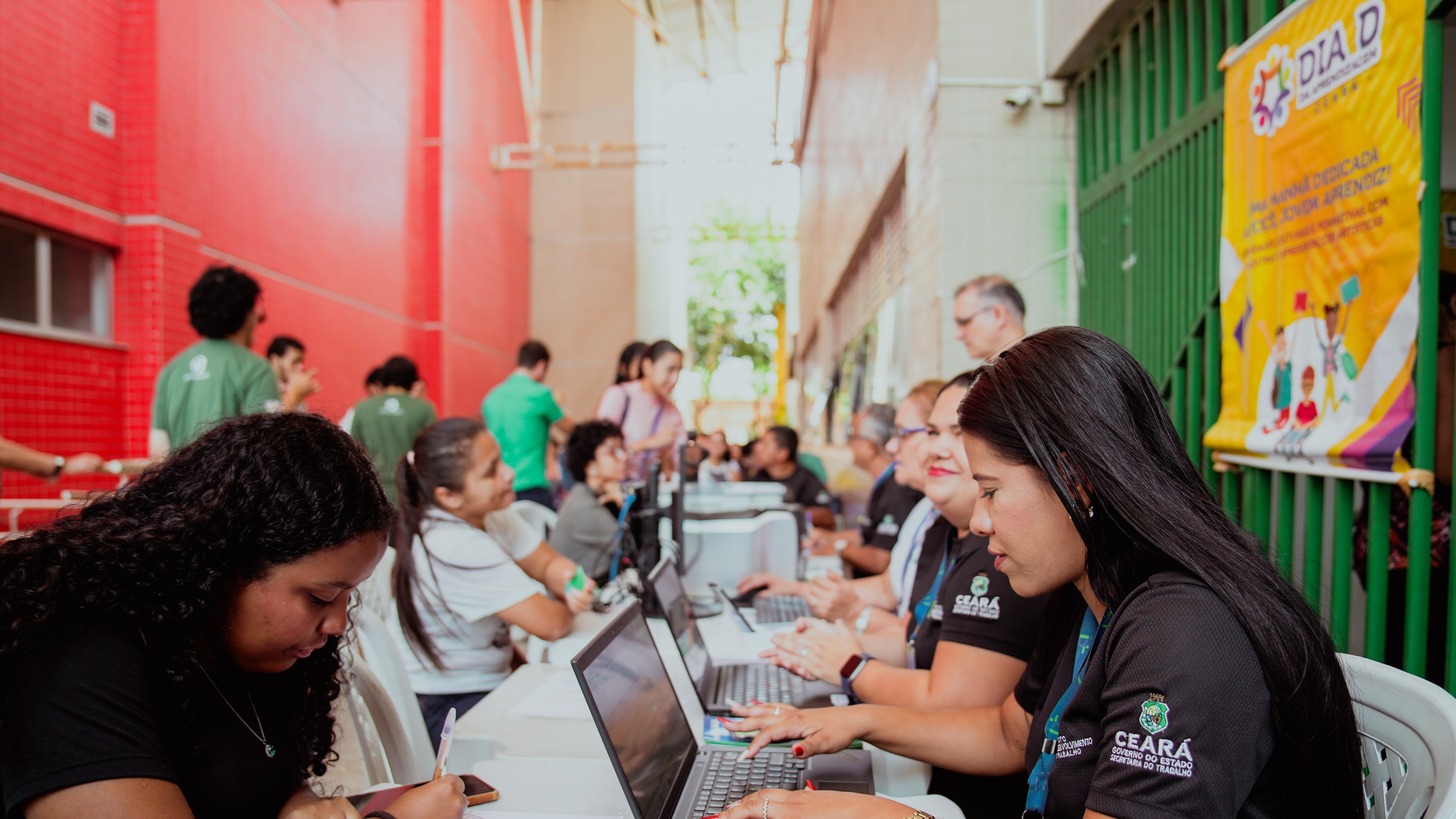 imagem mostra mesas de atendimento no pátio do cuca mondubim